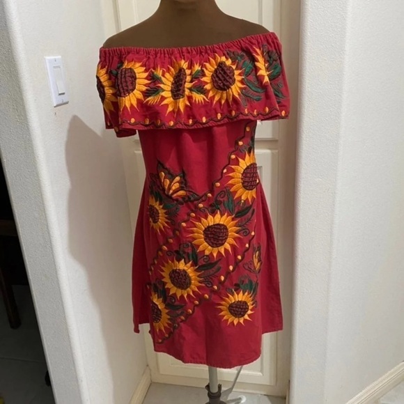 Sunflowers embroidery
Mexican Red Woman's Dress
Size Small - Picture 2 of 9